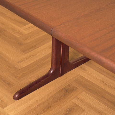 Extendable dining table in mahogany by Skovby