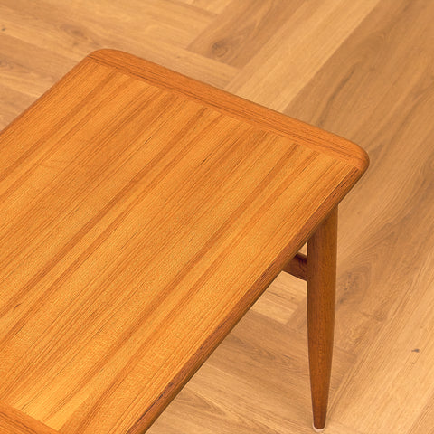 Svenskt sidobord i teak från HMB Möbler Rörvik