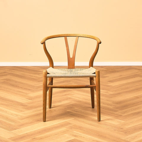 Danskt set med 4 matstolar modell CH24 från Hans J. Wegner för Carl Hansen & Son