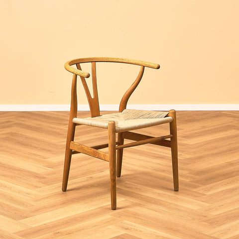 Danskt set med 4 matstolar modell CH24 från Hans J. Wegner för Carl Hansen & Son