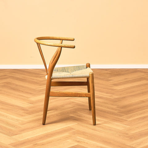 Danskt set med 4 matstolar modell CH24 från Hans J. Wegner för Carl Hansen & Son