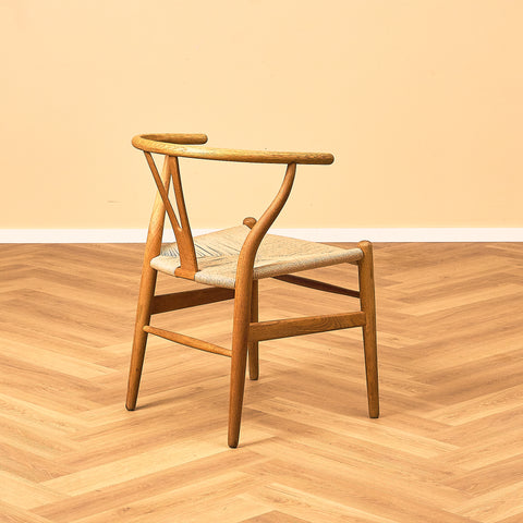 Danskt set med 4 matstolar modell CH24 från Hans J. Wegner för Carl Hansen & Son