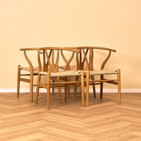 Danskt set med 4 matstolar modell CH24 från Hans J. Wegner för Carl Hansen & Son
