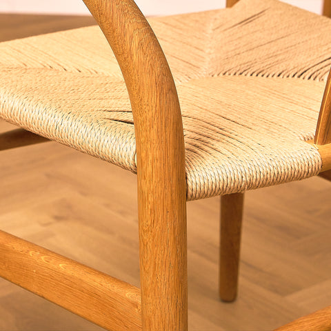 Danskt set med 4 matstolar modell CH24 från Hans J. Wegner för Carl Hansen & Son