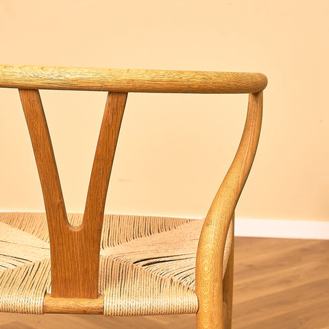 Danskt set med 4 matstolar modell CH24 från Hans J. Wegner för Carl Hansen & Son