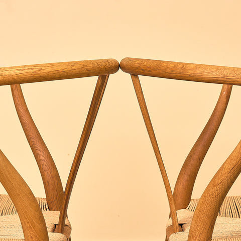 Danskt set med 4 matstolar modell CH24 från Hans J. Wegner för Carl Hansen & Son