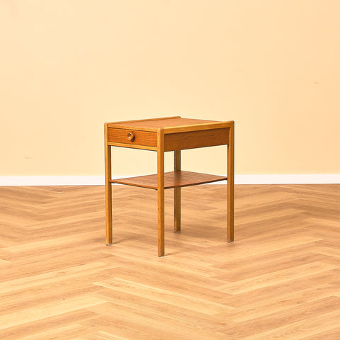 Svenska sängbord i teak och ek