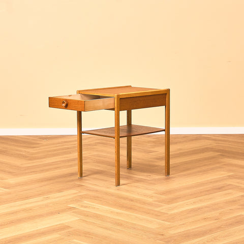 Svenska sängbord i teak och ek