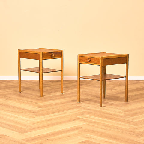 Svenska sängbord i teak och ek