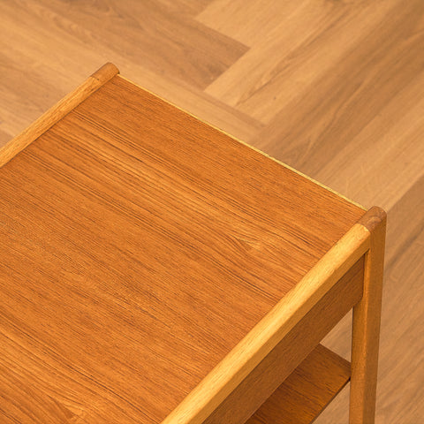Svenska sängbord i teak och ek