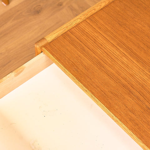 Svenska sängbord i teak och ek