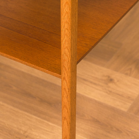 Svenska sängbord i teak och ek