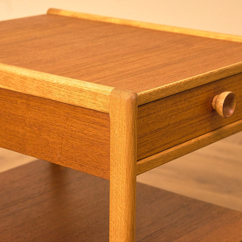 Svenska sängbord i teak och ek