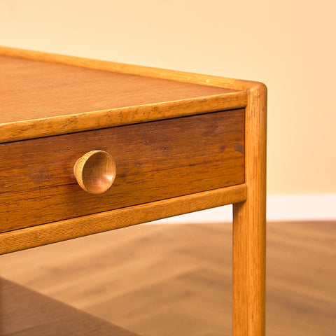 Svenska sängbord i teak och ek