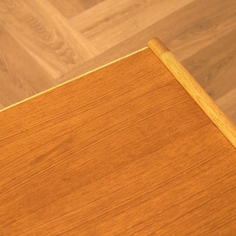 Svenska sängbord i teak och ek