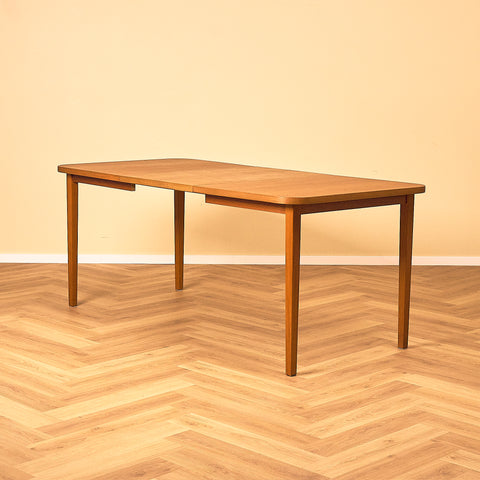 Svenskt matbord i teak