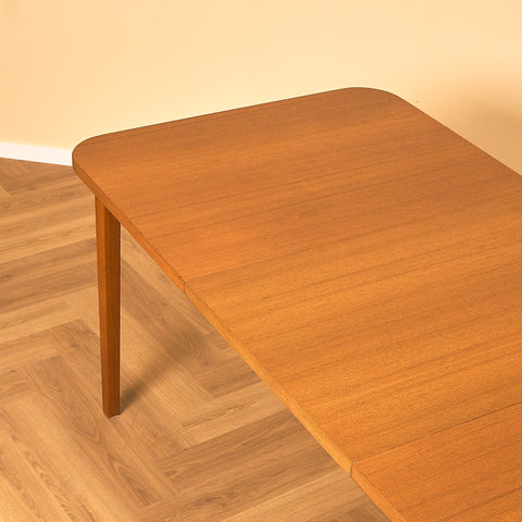 Svenskt matbord i teak