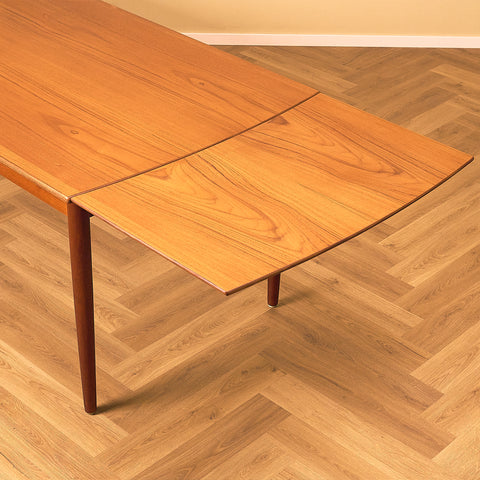 Danish dining table in teak