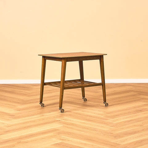 Svenskt sidobord i teak och bok