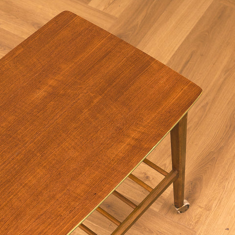 Svenskt sidobord i teak och bok