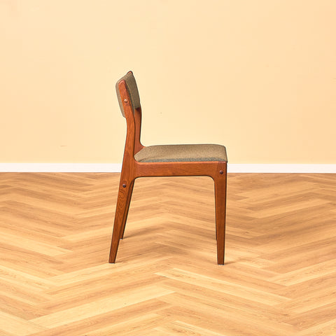 Danish dining chairs in teak by Johannes Andersen for Uldum Mobelfabrk
