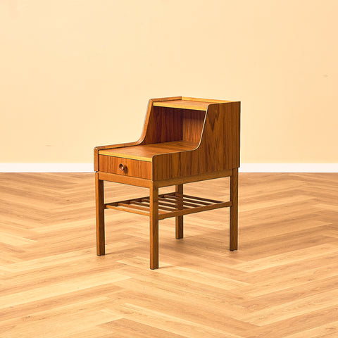 Svenskt sängbord i teak och ek