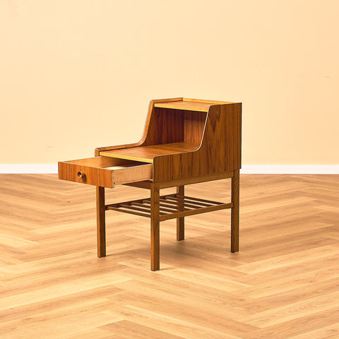 Svenskt sängbord i teak och ek