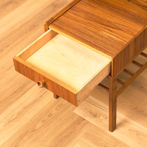 Svenskt sängbord i teak och ek