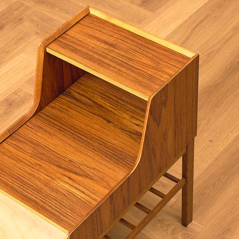 Svenskt sängbord i teak och ek