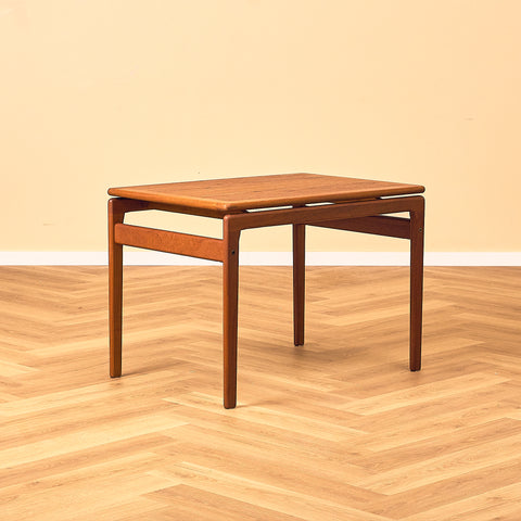 Danskt sidobord i teak av Niels Bach