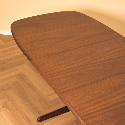 Danish oval dining table in mahogany by Skovby Møbelfabrik
