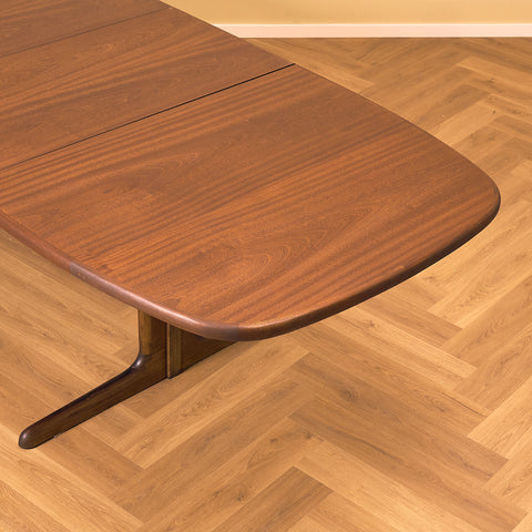 Danish oval dining table in mahogany by Skovby Møbelfabrik