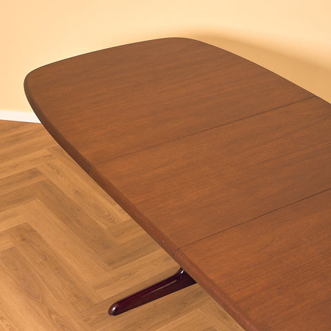Danish oval dining table in mahogany by Skovby Møbelfabrik