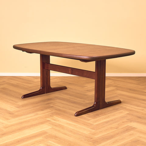 Danish oval dining table in mahogany by Skovby Møbelfabrik