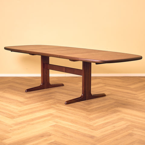 Danish oval dining table in mahogany by Skovby Møbelfabrik