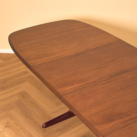 Danish oval dining table in mahogany by Skovby Møbelfabrik