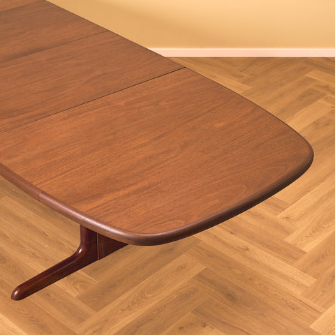 Danish oval dining table in mahogany by Skovby Møbelfabrik