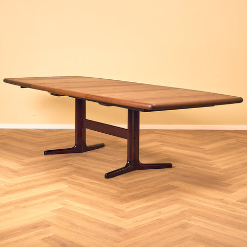 Danish oval dining table in Santos rosewood, probably by Farstrup