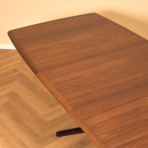 Danish oval dining table in Santos rosewood, probably by Farstrup