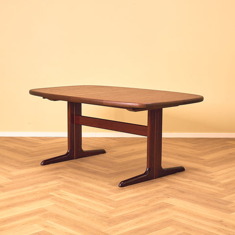 Danish small oval dining table in mahogany by Skovby Møbelfabrik