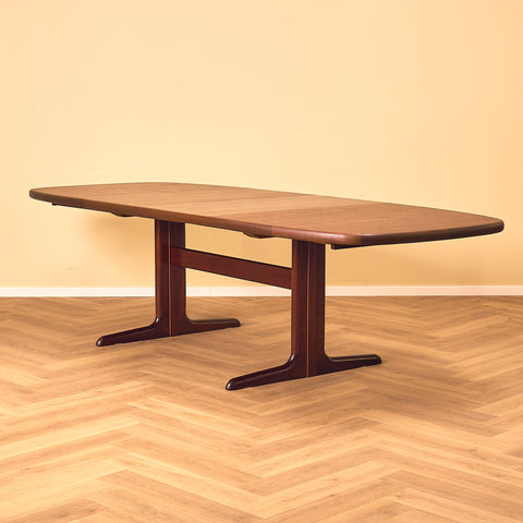 Danish small oval dining table in mahogany by Skovby Møbelfabrik