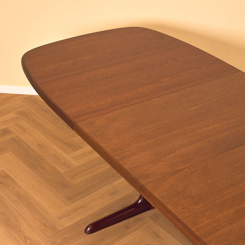 Danish small oval dining table in mahogany by Skovby Møbelfabrik
