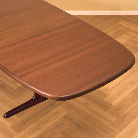 Danish small oval dining table in mahogany by Skovby Møbelfabrik