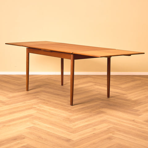 Danish dining table in teak