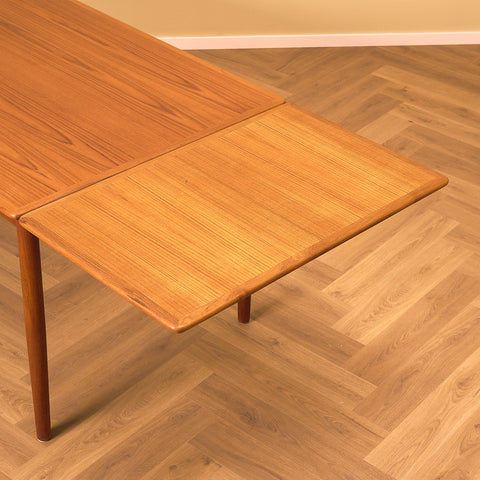 Danish dining table in teak