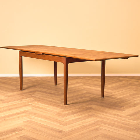 Danish dining table in teak