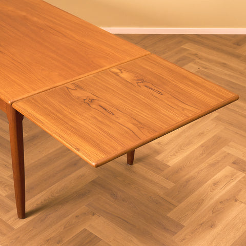 Danish dining table in teak