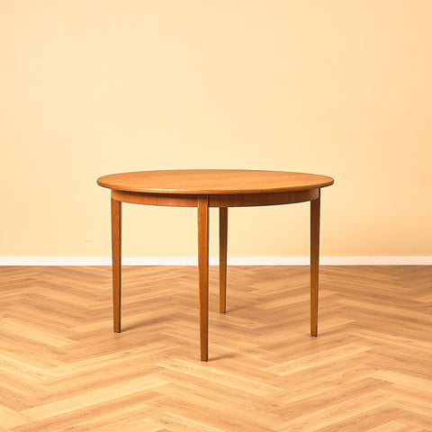 Svenskt runt matbord i teak