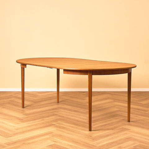 Svenskt runt matbord i teak