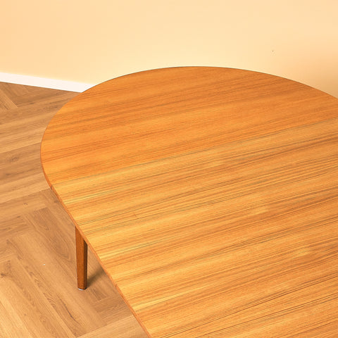 Svenskt runt matbord i teak